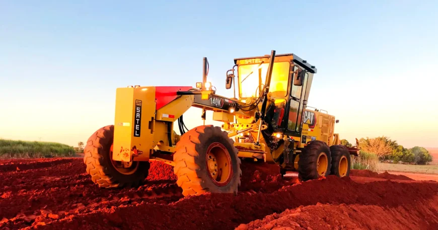 Operador de máquinas pesadas trabalhando com uma motoniveladora Caterpillar