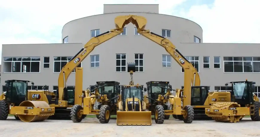 Equipamentos Linha Amarela dispostos em em uma formação imponente.