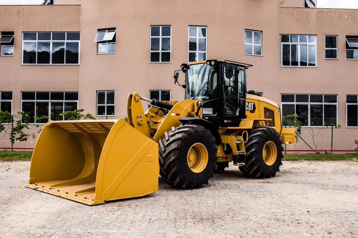 Carregadeira Caterpillar: O Padrão de Excelência em Movimentação de Materiais