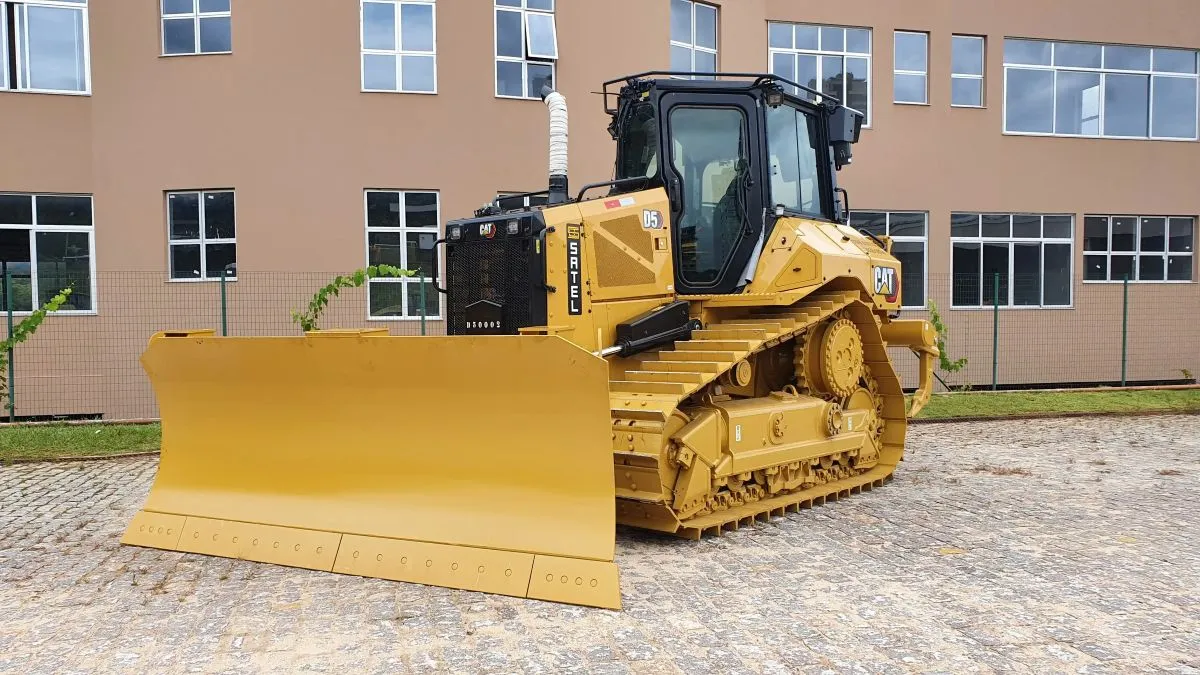 Trator de Esteiras Caterpillar: Domínio Incontestável em Terraplanagem e Mineração
