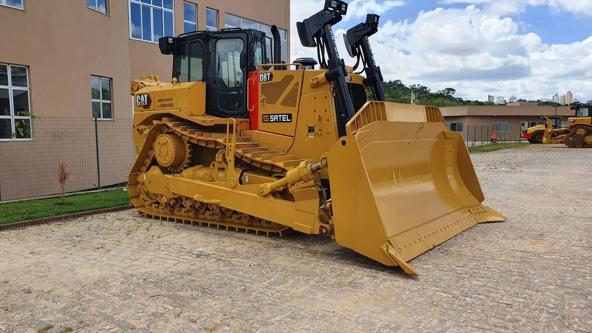 Locação de Trator: Por que alugar um trator CAT D8 é a jogada de mestre para sua obra?