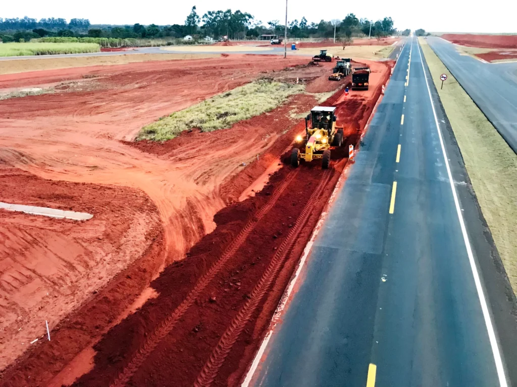 Motoniveladora CAT trabalhando em construção de estradas