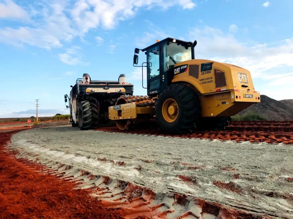 Rolo compactador trabalhando na construção de estradas