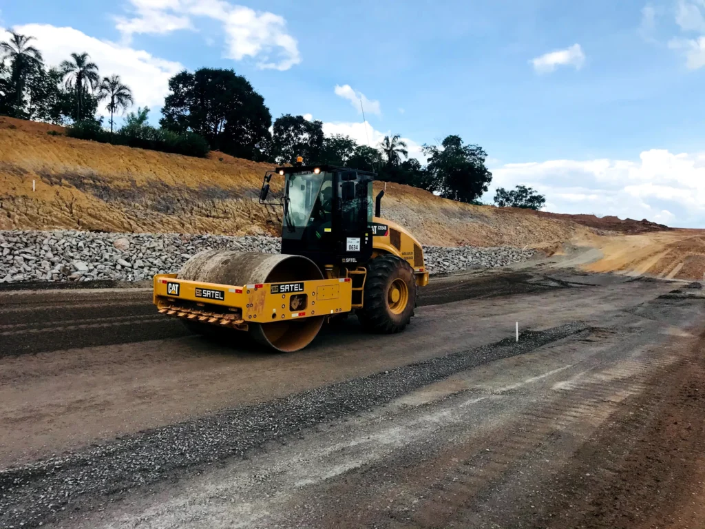 Rolo compactador trabalhando na construção de estradas