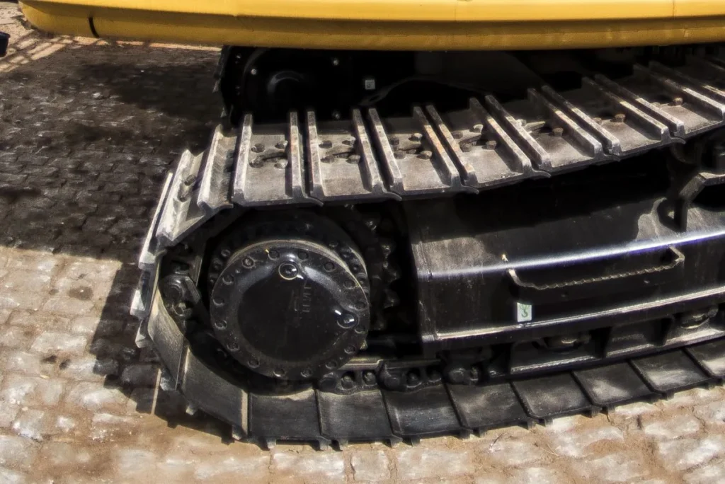 Foto detalhada do material rodante de uma escavadeira CAT