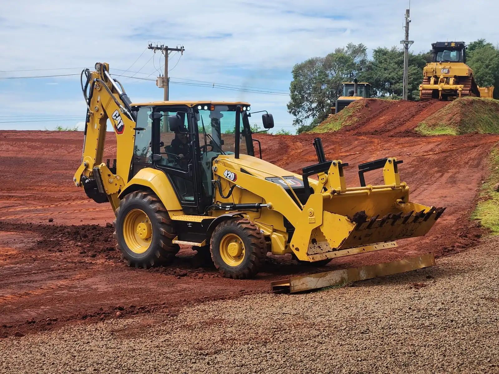 Escavadeira ou Retroescavadeira: O guia definitivo para escolher a máquina ideal para sua obra