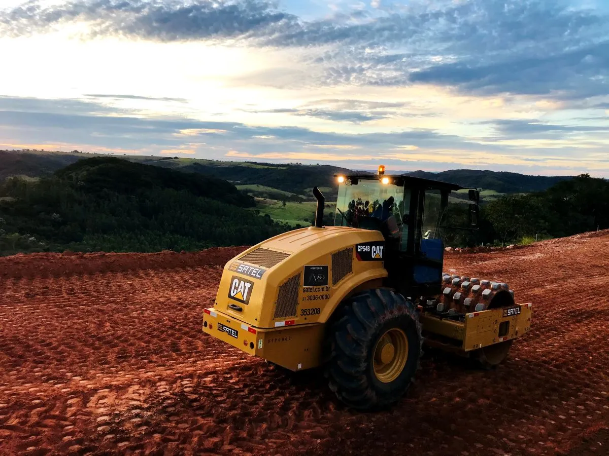 Rolo vibratório e a compactação de solo perfeita