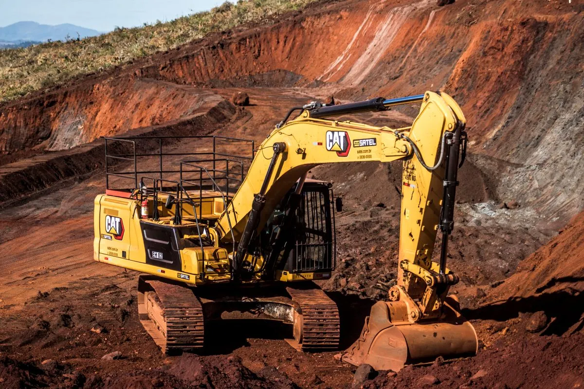 Corte e aterro: O guia técnico para otimizar a produtividade de máquinas pesadas em grandes obras