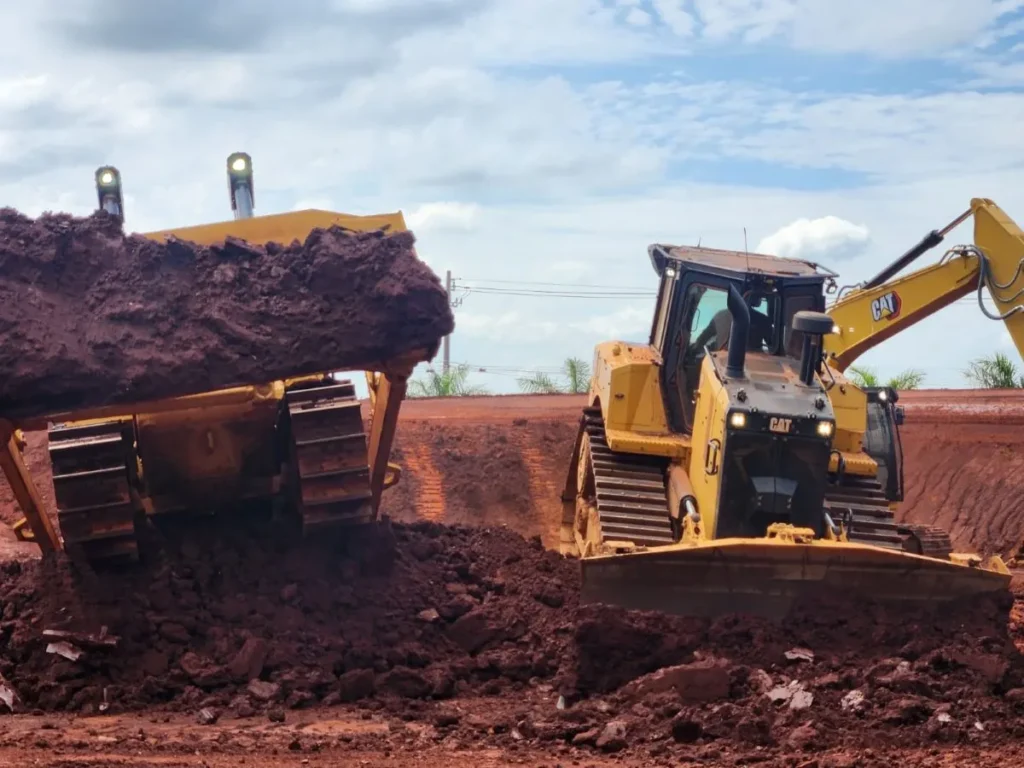 Movimentação de terra: Guia técnico para eficiência, segurança e alta performance em terraplenagem 1 Tratores CAT executando movimentação de terra.