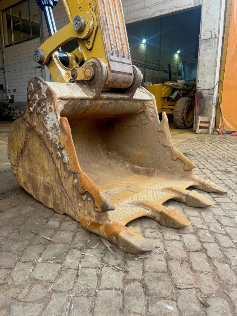 Desgaste de Caçamba: Como Identificar e Evitar Prejuízos na Sua Operação 1 Desgaste de caçamba de escavadeira Caterpillar