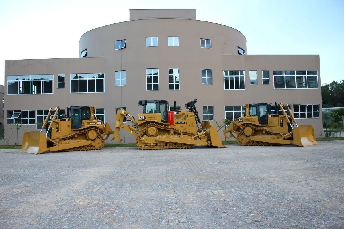 Escolha estratégica na terraplanagem: trator de esteiras ou motoniveladora?