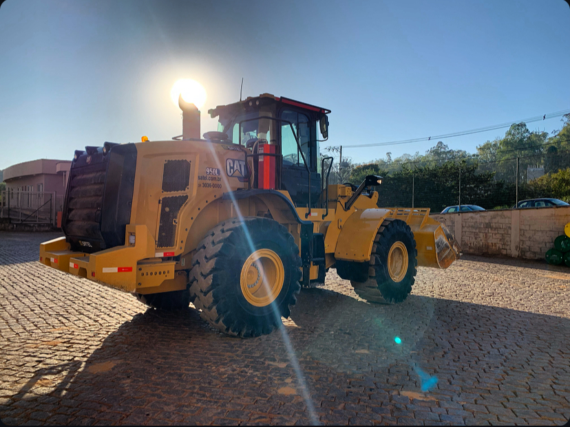 O guia completo da máquina carregadeira: Versatilidade e potência para o seu projeto 2 Pá Carregadeira Caterpillar - CAT 950L