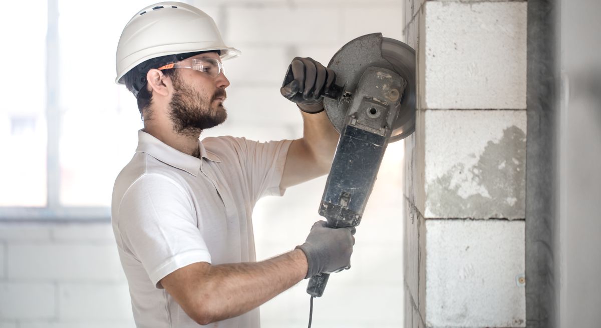 A importância técnica do apicoamento na engenharia civil e na preparação de superfícies