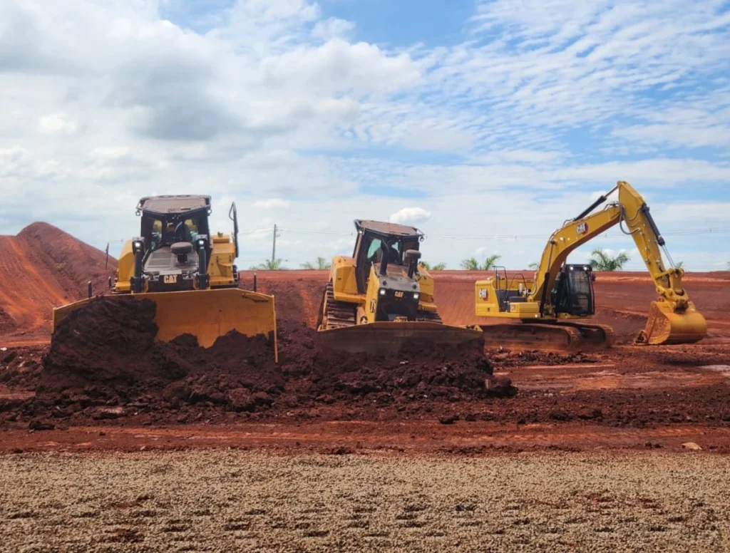 A história, a inovação e a performance dos equipamentos Caterpillar na construção pesada 1 Equipamentos Caterpillar em ação num canteiro de obras.