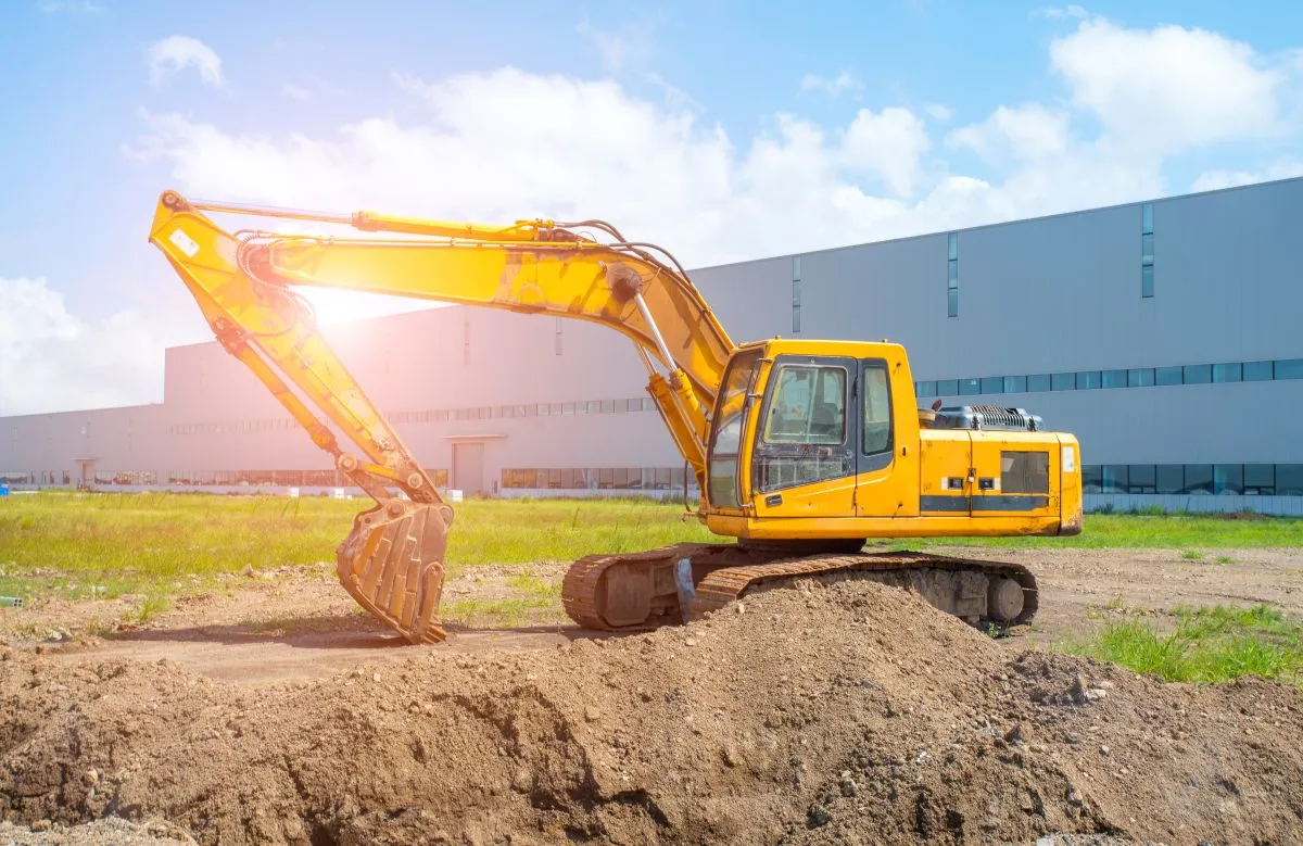 A polivalência e a alta performance da escavadeira long reach na construção Pesada