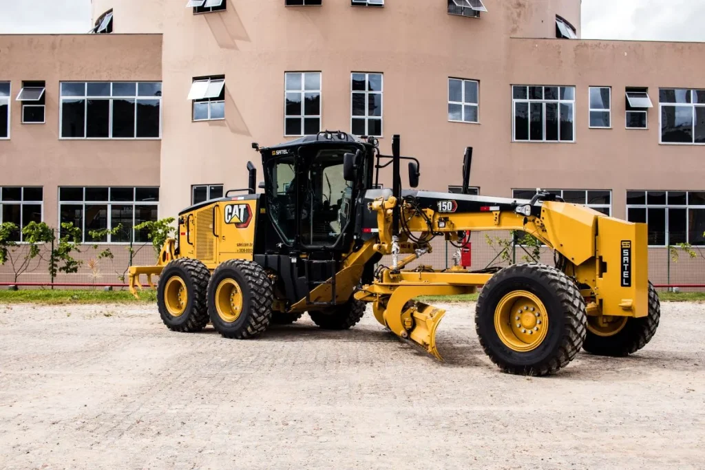 Motoniveladora Caterpillar CAT 150: Potência e Alta Produtividade para sua Obra 1 motoniveladora Caterpillar CAT 150. Patrol Linha amarela.