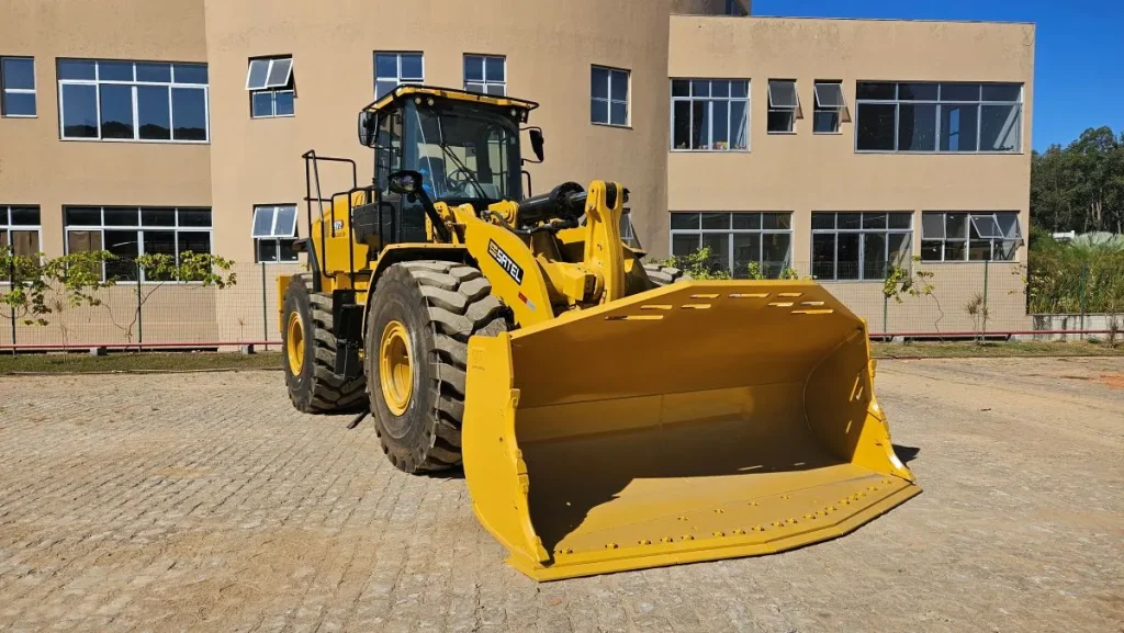 Pá Carregadeira: Alta Produtividade e Mobilidade Nacional para Sua Obra 2 Pá Carregadeira Caterpillar CAT 972