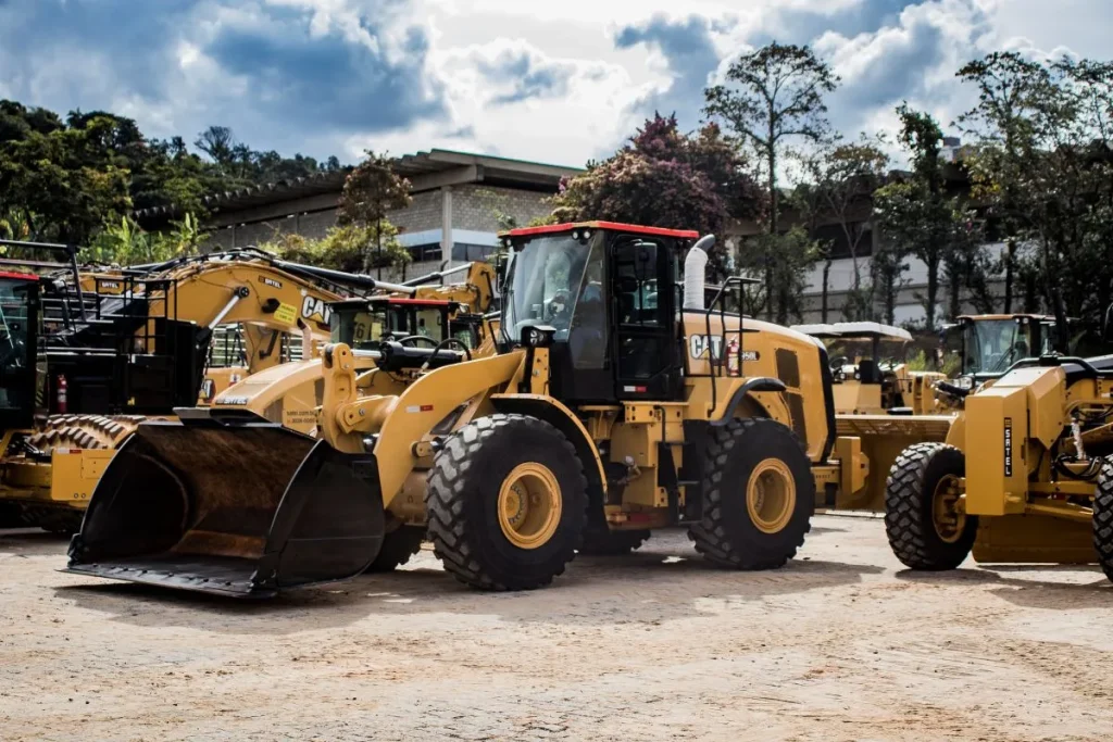 Pá Carregadeira: Alta Produtividade e Mobilidade Nacional para Sua Obra 1 Pá Carregadeira Caterpillar CAT 950L