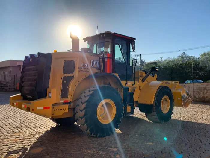 Pá Carregadeira: Alta Produtividade e Mobilidade Nacional para Sua Obra
